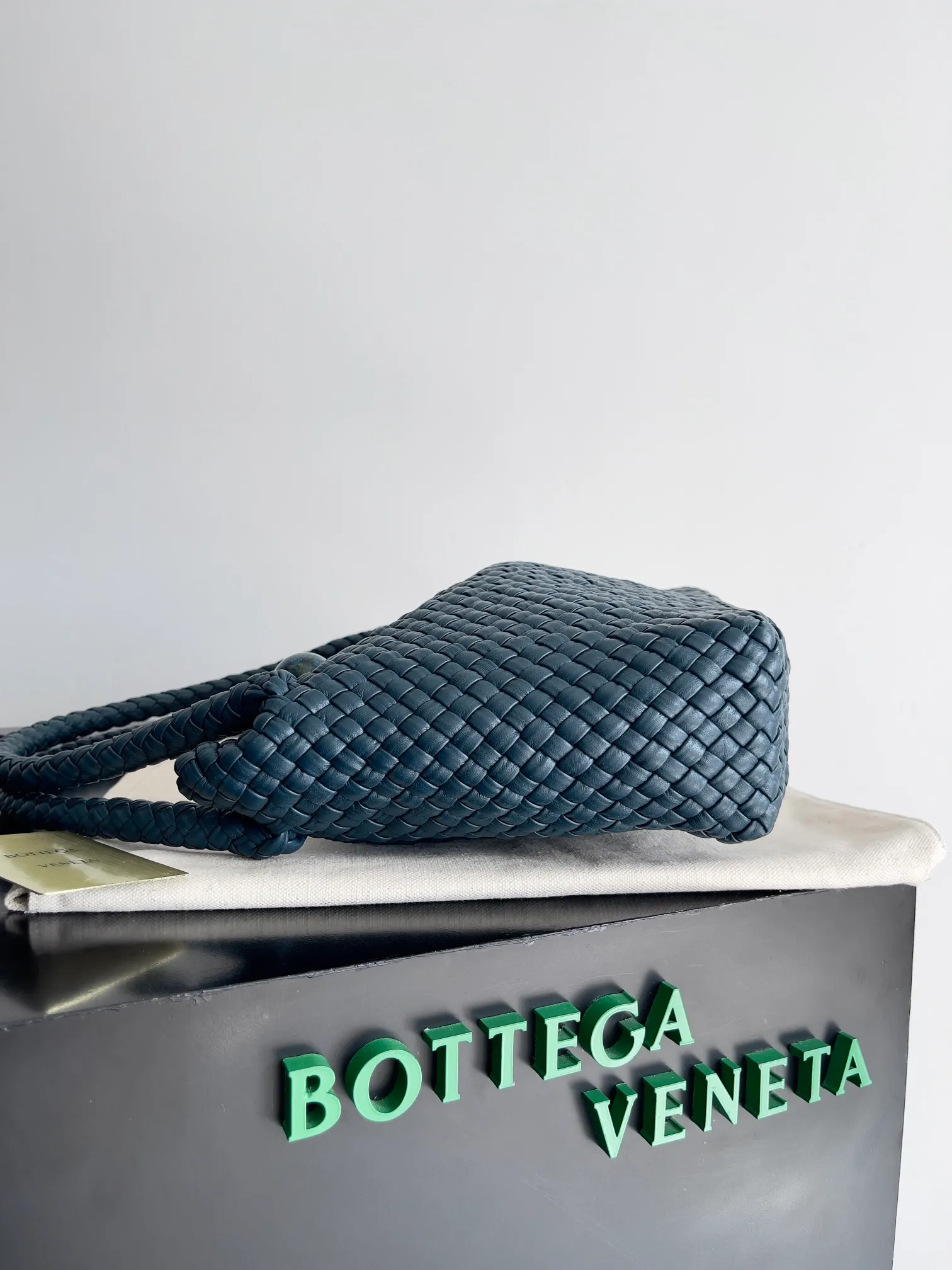 Batch 5960 BV collectible small woven handbags are really YYDS!! Bottega Veneta’s most classic small woven handbags are back! ! We use the highest quality leather with the highest craftsmanship❤️ to create the most expensive works. We have created the original Intrecciato leather weaving process❤️ This unique traditional exclusive leather weaving method has not only become our logo but also reflects the time-consuming and labor-intensive craftsmanship of our products❤️ The new TOSCA handbag must be a selection worth collecting🆕⚠️⚠️Babies, malachite can be sold separately and can be assembled by yourself Style number: 716974 Size: 27*9*18cm